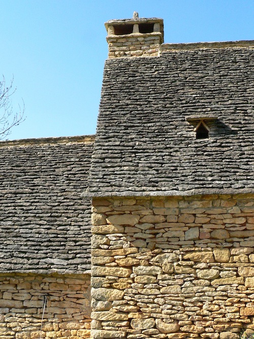 vallee vezere  caue dordogne - toiture en lauze et pierres calcaires